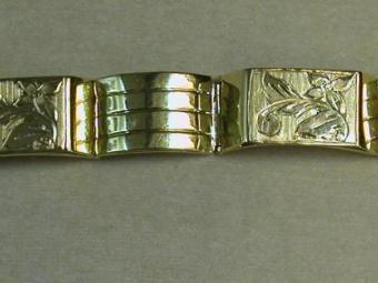 צמיד זהב מרשים משנות ה-40 עם עיטורים בעבודת יד