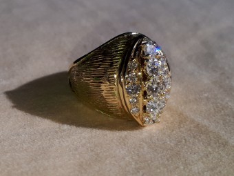 Curved 1940s Gold Ring with High Quality Diamonds