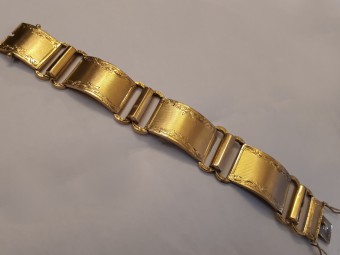 צמיד זהב שנות ה-40 גדול עם חריטה קסומה