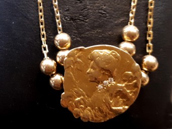 ענק זהב עם תליון ארנובו - פני אישה עם יהלומים - ייחודי וקסום