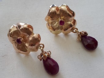 Flower Shaped Gold Earrings with Rubies