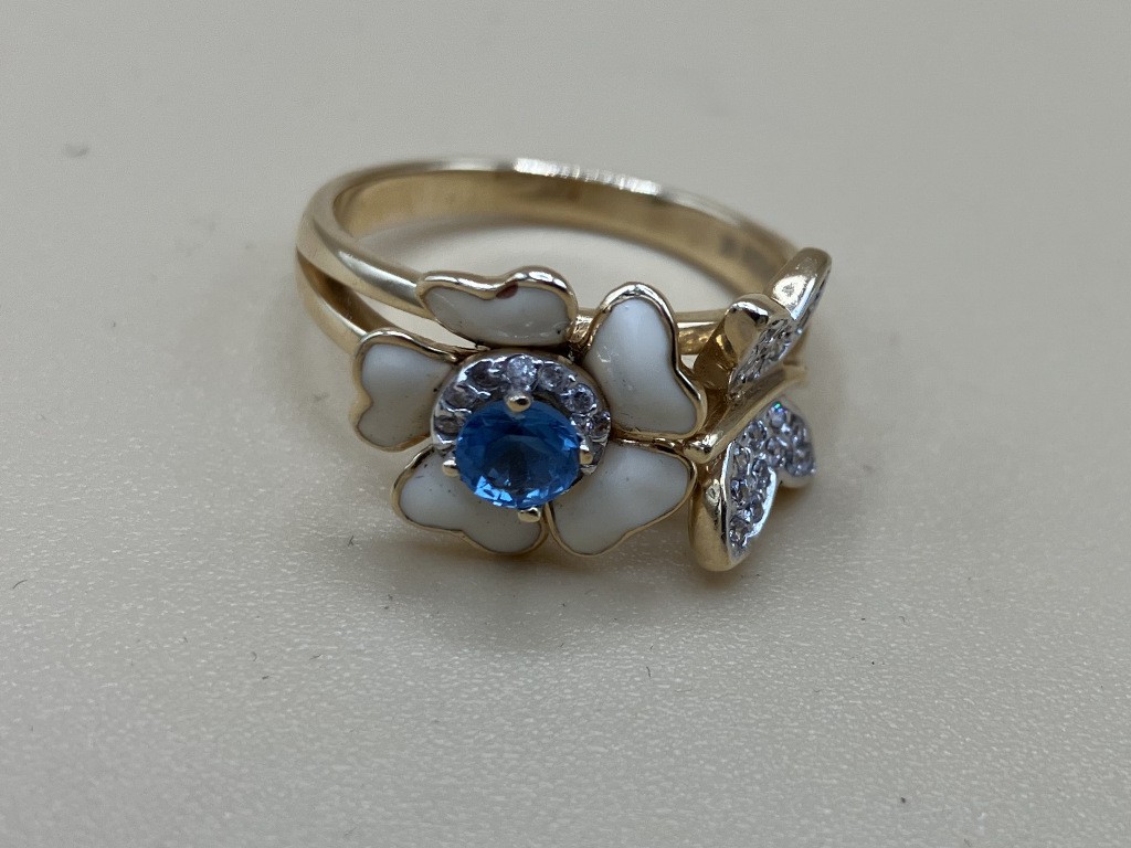 טבעת זהב יחודית נושאת פרח אקווה ופרפר צמוד