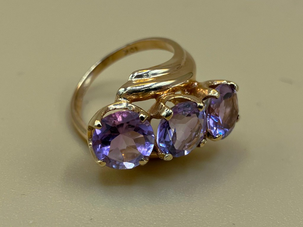 טבעת זהב עם 3 אבני אמטיסט גדולות ויפות