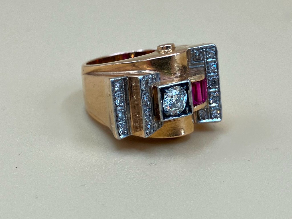 טבעת רטרו קלאסית ויפהפייה עם יהלומים זוהרים ורובינים 