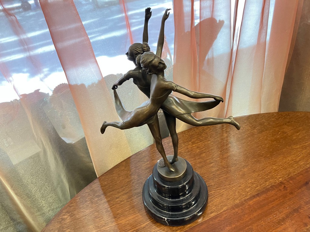פסל קסום של זוג רקדניות מברונזה