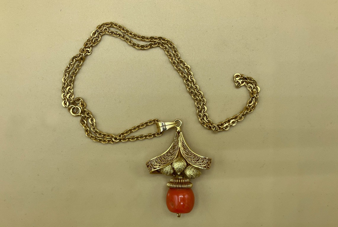תליון זהב יפהפה עם עבודת פיליגרן וקוראל אדמוני גדול