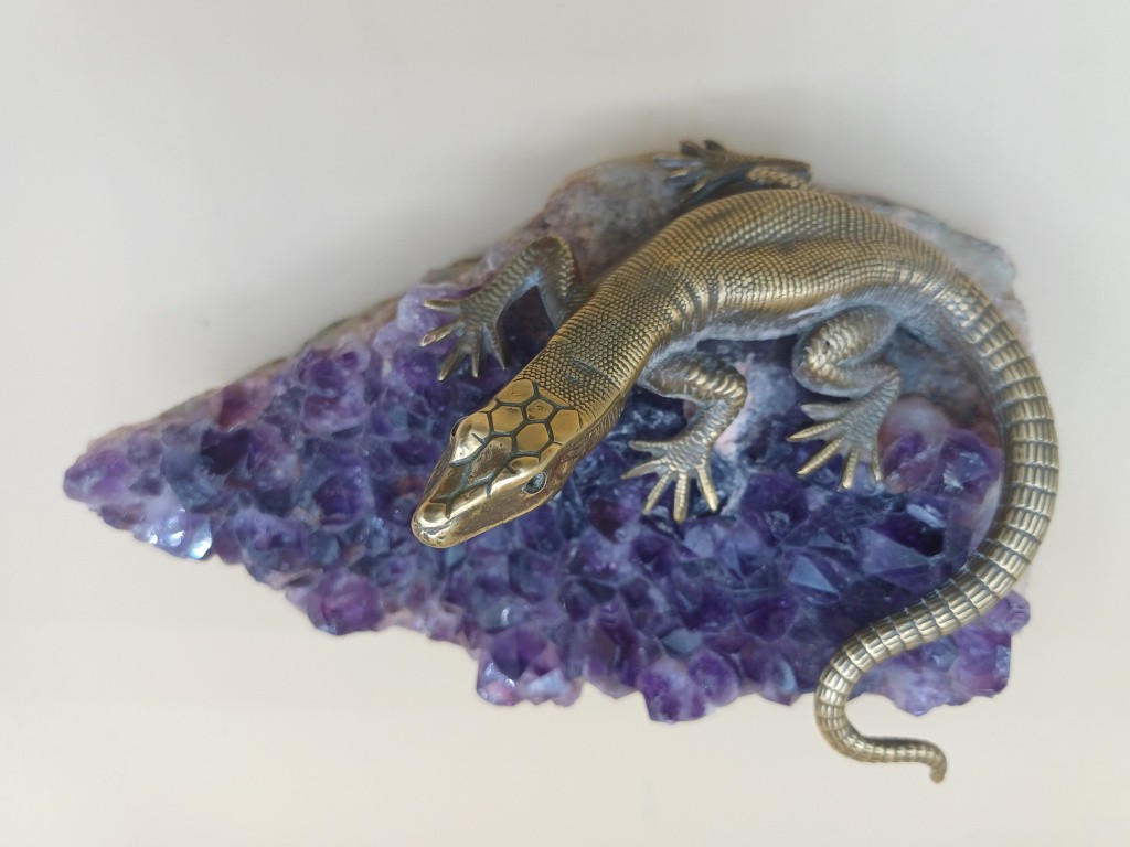 פסל קסום ונדיר של לטאה זוחלת על גביש אבן אמטיסט טבעית