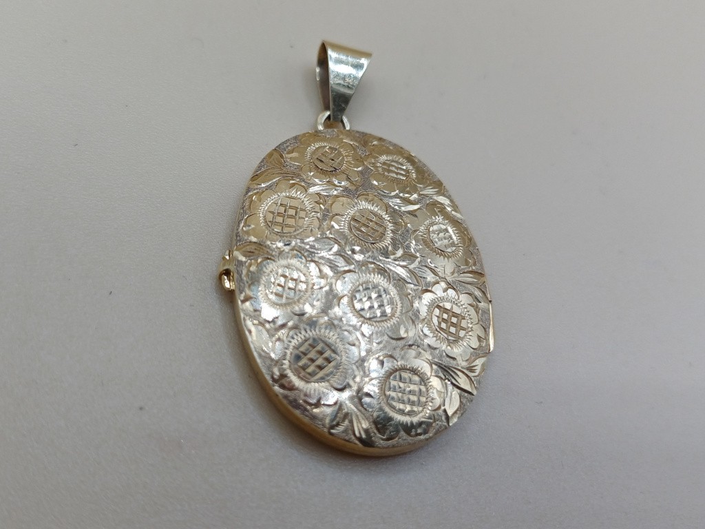 תליון זהב לתמונה - לוקט - עם חריטה קישוטית