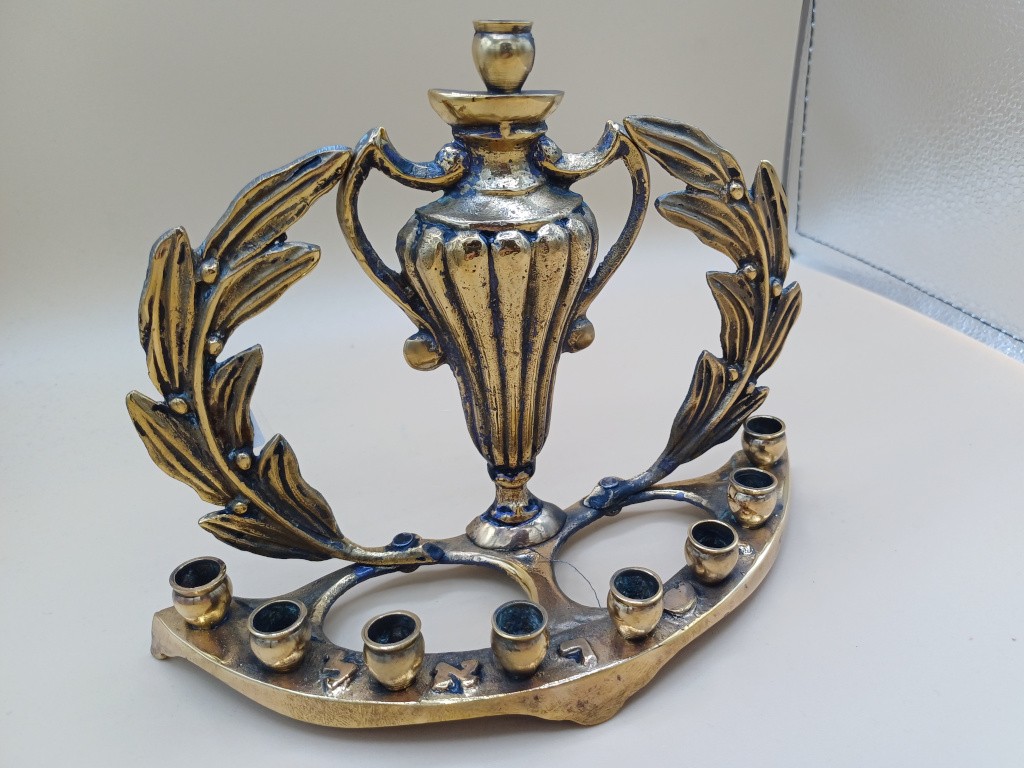   חנוכיית פליז עם כד שמן וענפי זית מקסימה