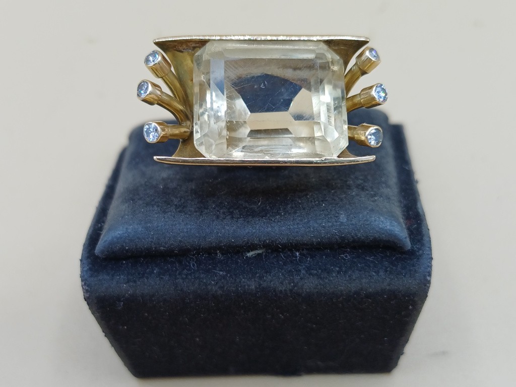 טבעת זהב עם אבן ציטרין גדולה ו-6 יהלומים