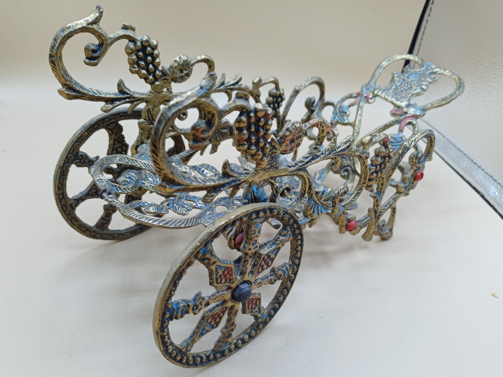 מעמד על גלגלים לבקבוק יין על שולחן אוכל 