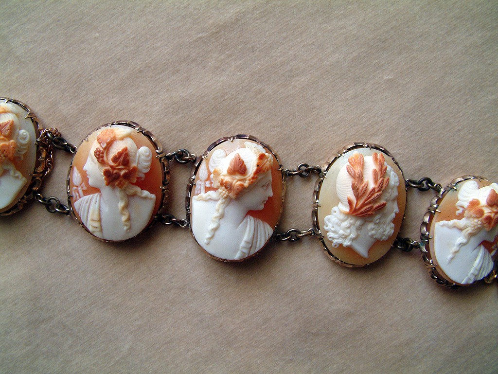 Gold Bracelet with 6 big Shell Cameo Medallions