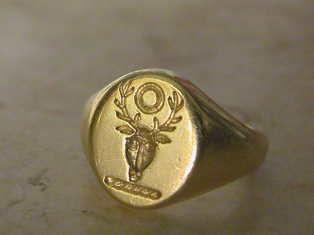 טבעת חותם עתיקה עם אינטגליו של ראש צבי