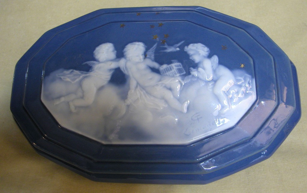 כלי קרמיקה לימוז' להגשת תקרובת - מעוטר במלאכים