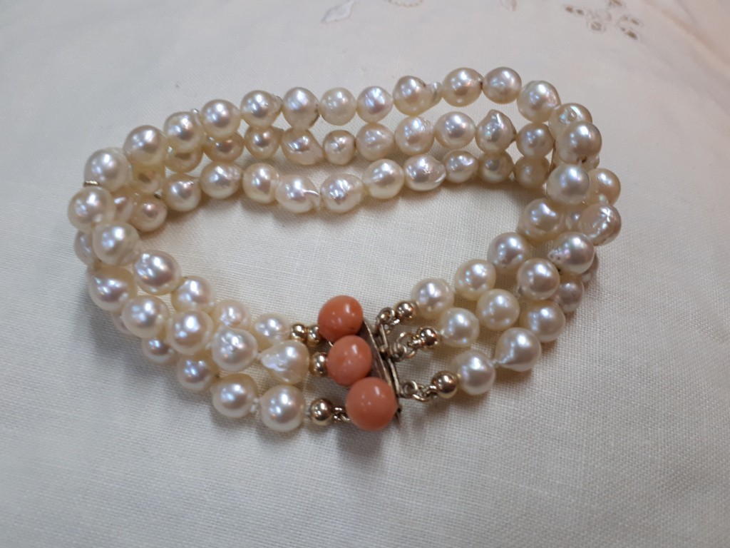 High Quality Pearls Bracelet with Gold Lock and Corals