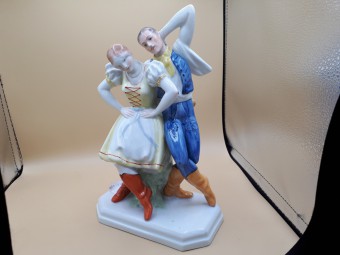 פסל פורצלן צבעוני של זוג רקדנים