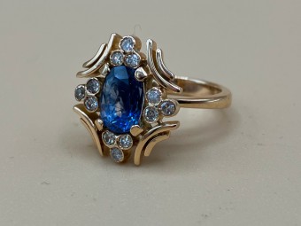 18 Carat Large Sapphire Ring with 12 Diamonds