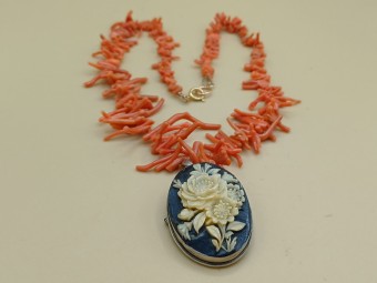 ענק קוראלים טבעיים ועליו תליון קמאו איכותי באבן אגאט