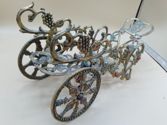 מעמד על גלגלים לבקבוק יין על שולחן אוכל 