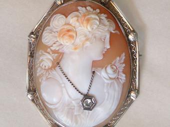 Art Deco Brooch with Cameo on Shell, Gold Filigran and Diamond