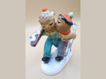 פסל קרמיקה תוצרת גולדשיידר של זוג גולשי סקי