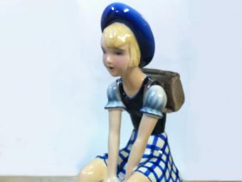 גולדשיידר-דאקון פסל ילדה יושבת אר-דקו