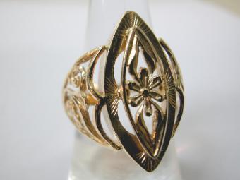 טבעת זהב רוסית גדולה עם חיתוכי פרחים כעין תחרה
