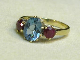 טבעת עתיקה משובצת באבני רובי וטופז כחול