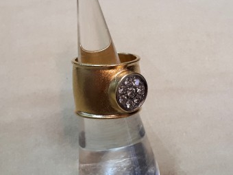 טבעת צרפתית משובצת במרכז בעיגול יהלומים