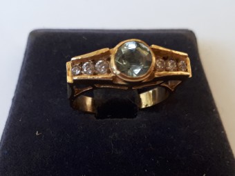 טבעת זהב עם אקוומרין במרכז